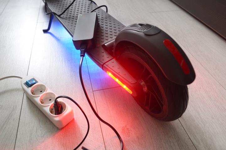 Un patinete eléctrico cargándose, en una imagen de archivo