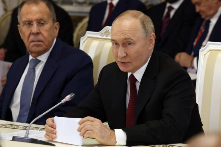 Serguéi Lavrov y Vladimir Putin, en una cumbre internacional hace meses