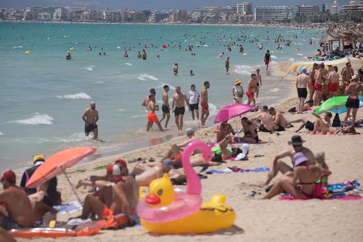 Turistas disfrutan de un día soleada en la playa de El Arenal, en Mallorca