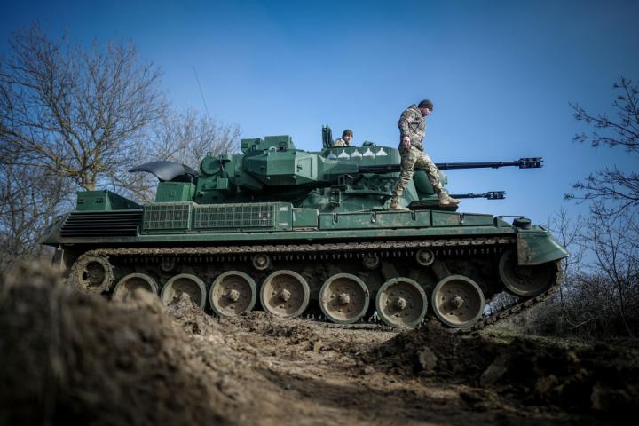 Un cañón antiaéreo autopropulsados Gepard en el campo de batalla en Ucrania.