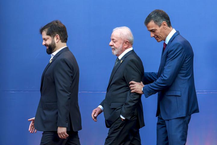 El presidente de Chile, Gabriel Boric, su homólogo brasileño, Lula da Silva y el español, Pedro Sánchez, en la reunión de alto nivel 'Democracia Siempre'