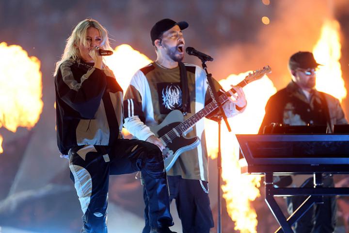 Emily Armstrong y Mike Shinoda, en una actuación de Linkin Park en la final de la Champions League