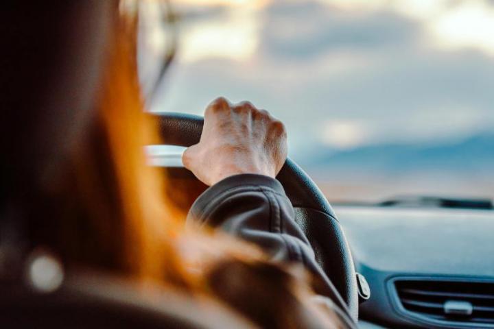 Un conductor en su coche.