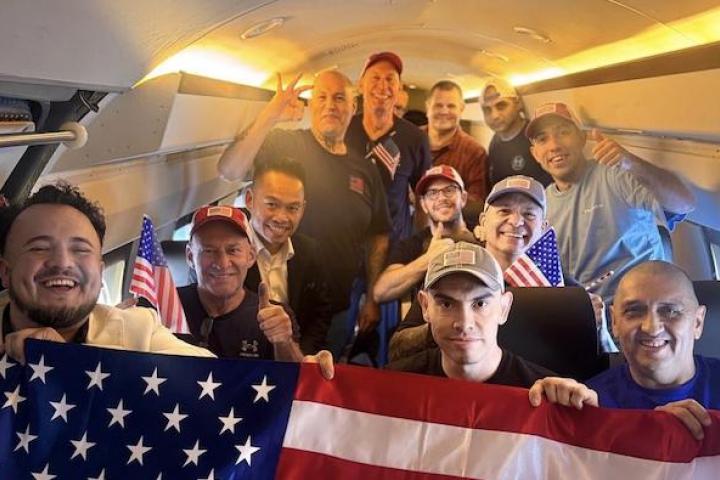 Dahud Hanid Ortiz, sentado en la segunda fila y con gorra,tras aterrizar en Texas