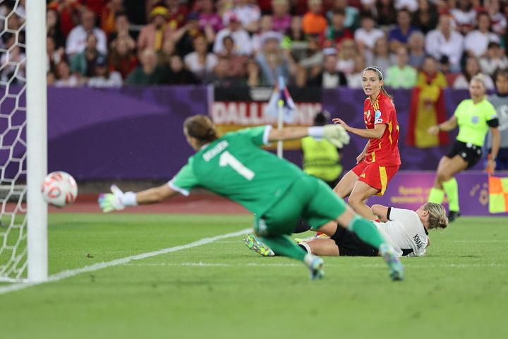 Momento del golazo de Aitana Bonmatí a Alemania