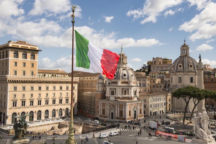 Una bandera de Italia ondeando en Roma, en una imagen de archivo
