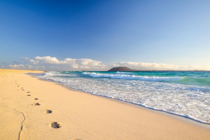 Vistas de las islas de Lobos y Lanzarote desde Corralejo, en Fuerteventura.