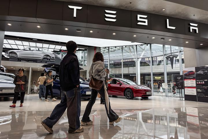 Interior de una tienda de Tesla en China, uno de sus mercados clave y donde la competencia de los vehículos eléctricos más baratos se intensifica.
