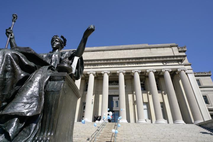 La estatua del Alma Mater, en primer plano, en la Universidad de Columbia.