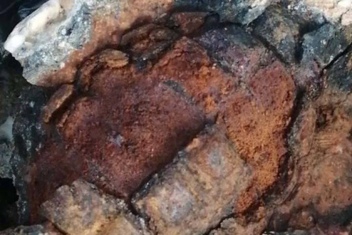 La granada encontrada dentro de una piedra por una niña en una playa de la Costa Brava.