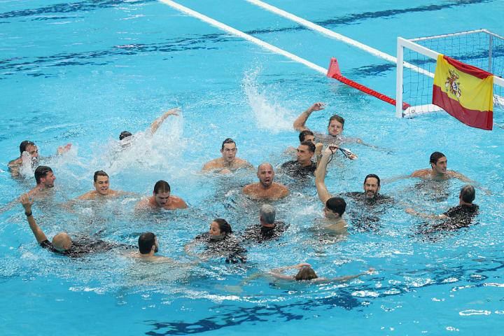 Rondo sobre el agua para homenajear a Felipe Perrone tras ganar el Mundial