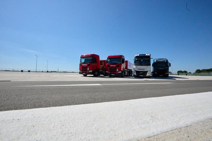 Camiones en un aparcamiento de carretera en Alemania