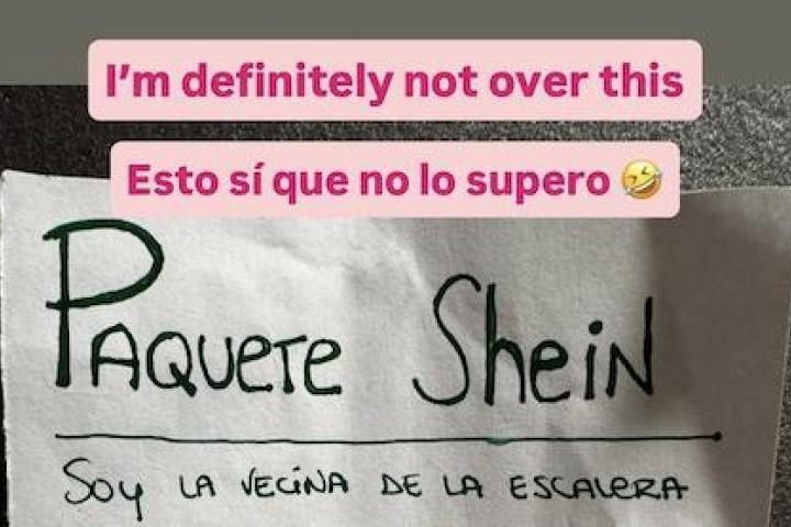 Detalle del cartel colgado en el portal de la comunidad de vecinos