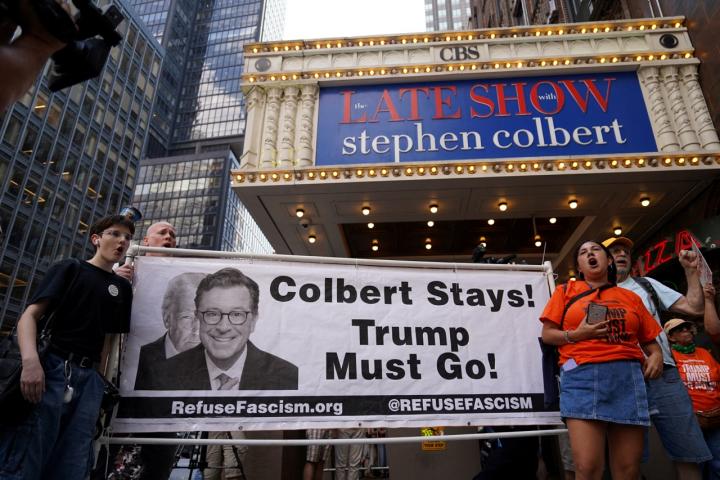 Protesta en Nueva York por la cancelación de The Late Show. En la pancarta se lee: “Colbert se queda, Trump debe irse”.