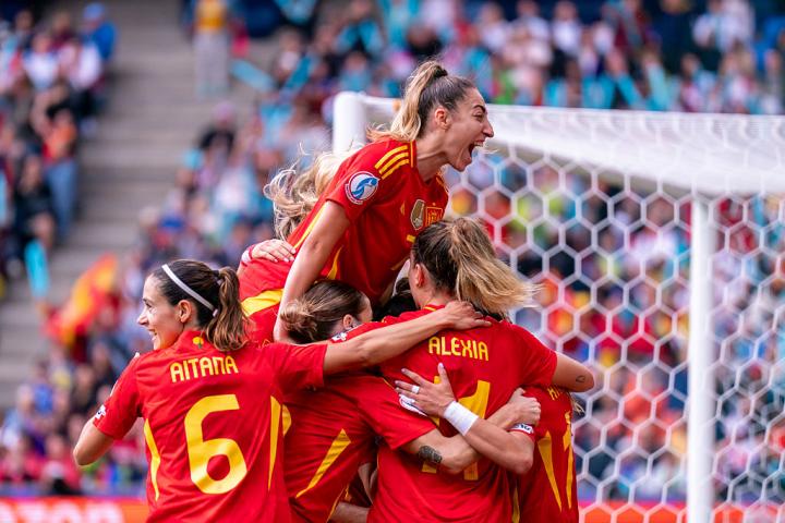 La selección hace piña para celebrar el gol a Inglaterra