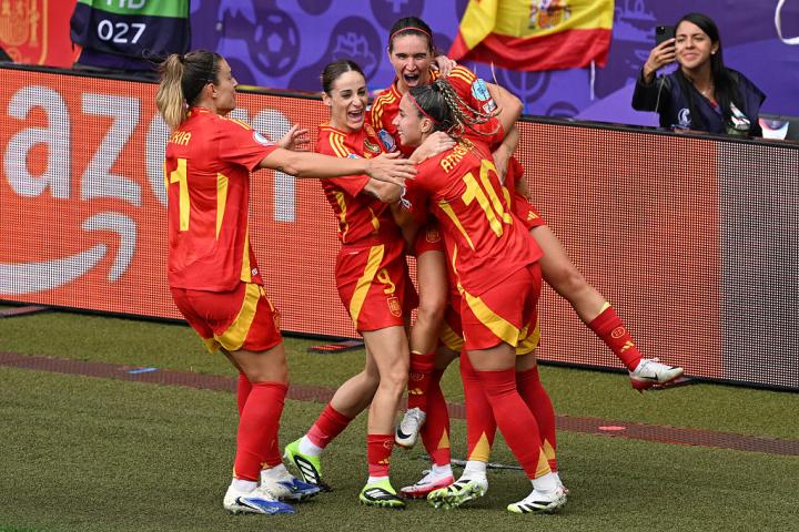 Mariona celebra con sus compañeras el gol a Inglaterra