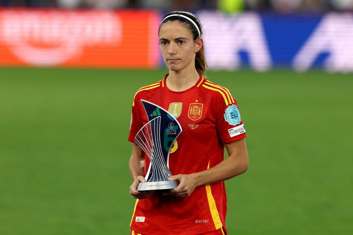 Aitana Bonmatí posa con el trofeo de MVP de la Eurocopa de Suiza
