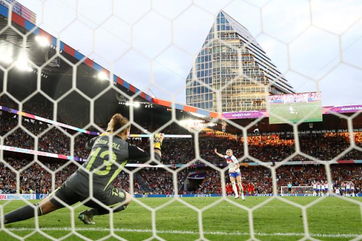 Chloe Kelly, gran protagonista de la final, en el lanzamiento de penalti definitivo