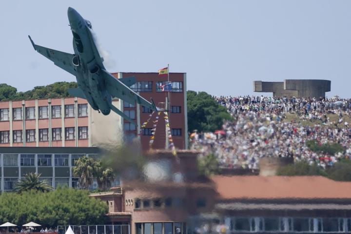 Momento en que el F-18 hace su veloz entrada y endereza la trayectoria al divisar a las aves sobre la playa de San Lorenzo