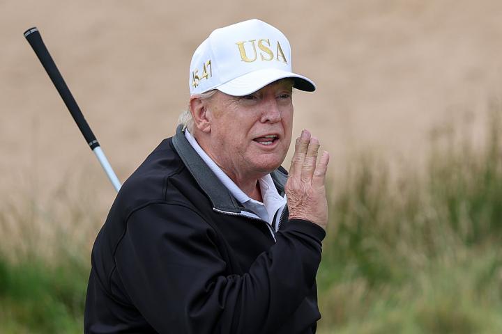 Donald Trump, inaugurando su nuevo campo de golf en Escocia este martes