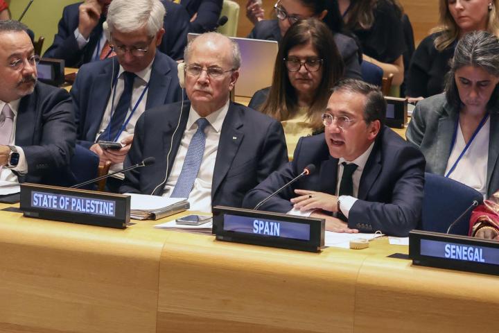 El Primer Ministro de Palestina, Mohammad Mustafa, escucha al ministro de Exteriores de España, Jose Manuel Albares.