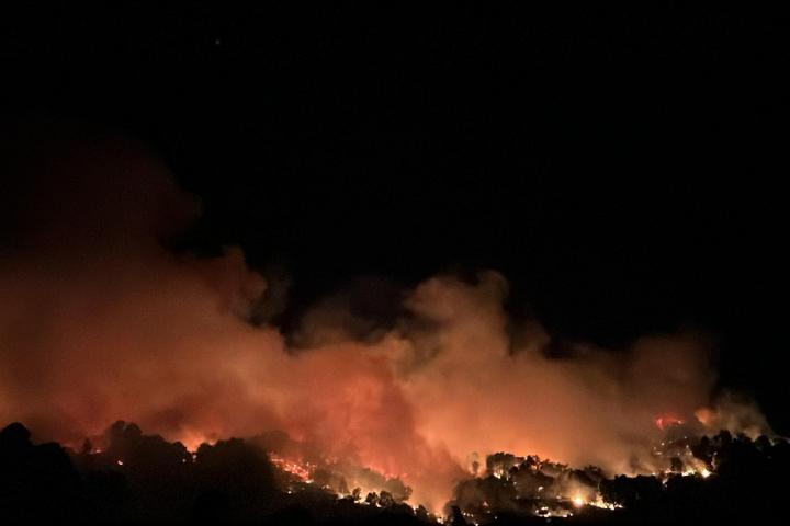 Imágenes tomadas por personas que están trabajando en la extinción