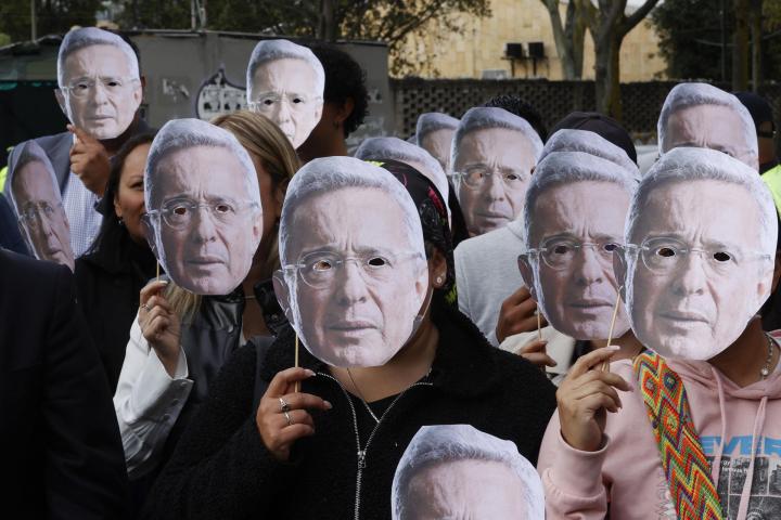 Seguidores del expresidente colombiano Álvaro Uribe, durante la lectura del fallo.