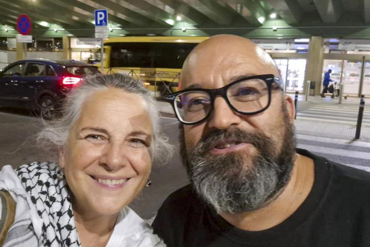 El activista español que viajaba en el barco Handala de la Flotilla de la Libertad, Sergio Toribio, a su llegada a Madrid.