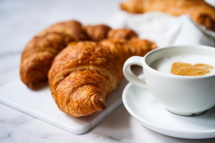 Imagen de archivo de un café y unos croissants.