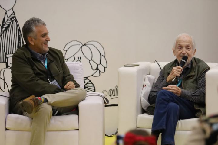 Daniel Divinsky, editor de Mafalda, con el micrófono en la Feria del Libro de Guadalajara (México) en 2023