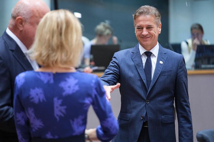 El primer ministro esloveno, Robert Golob, saluda a la alta representante de la Unión para Asuntos Exteriores, Kaja Kallas, en Bruselas.