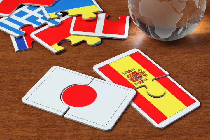 Puzzle con las banderas de Japón y España en el centro de la mesa.