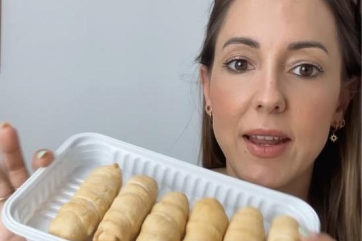 Esther Ballesteros muestra el envase con los tequeños de Aldi antes de cocinarlos.