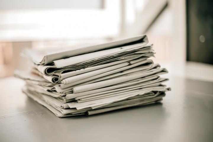 Imagen de archivo de una pila de periódicos.