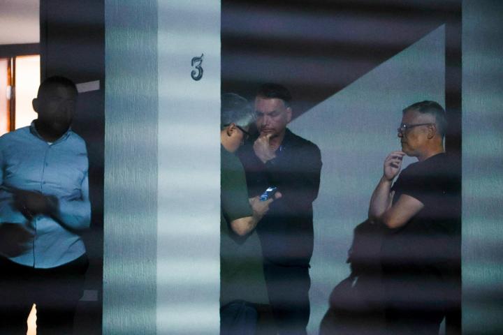 El expresidente Jair Bolsonaro recibe la notificación que ordena su arresto domiciliario.