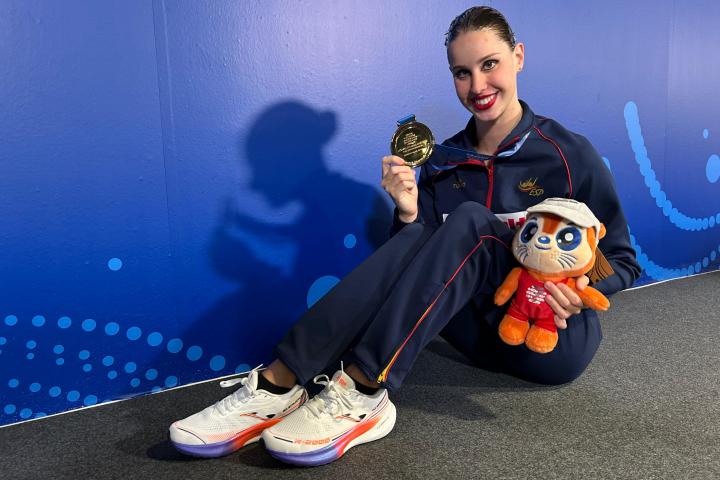 Iris Tió posa con una de sus seis medallas logradas en el Mundial de Singapur