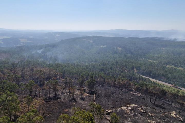 Vista de parte del área quemada en Ponteceso, Galicia.