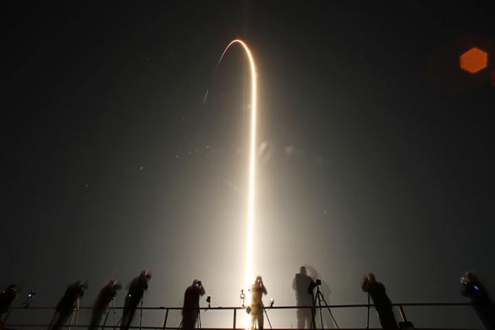 El lanzamiento de una nave de SpaceX, visto desde el tejado del Edificio de Ensamblaje de Vehículos en el Centro Espacial Kennedy de la NASA, en Florida