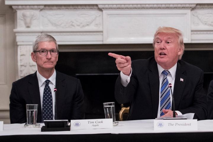 Foto de archivo del CEO de Apple, Tim Cook, y el presidente de EEUU, Donald Trump.