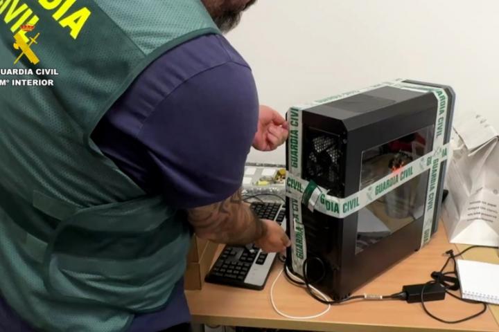 Momento de la intervención de la Guardia Civil, en uno de los registros practicados durante la detención de dos jóvenes en Logroño por difusión de imágenes íntimas de mujeres.