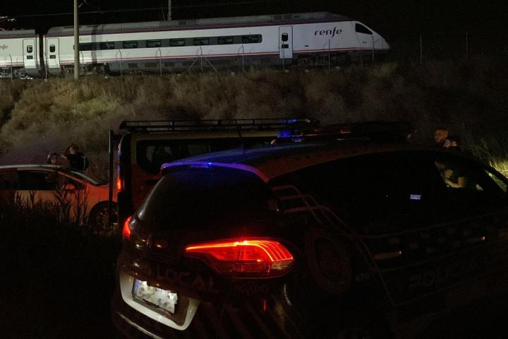 Operativo de rescate de uno de los trenes afectados por el fallo de la catenaria en la vía que une Madrid y Sevilla.