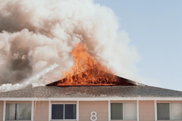 Una casa incendiándose.