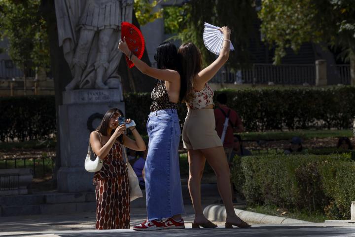 Turistas en la Plaza de Oriente en Madrid, en plena ola de calor.