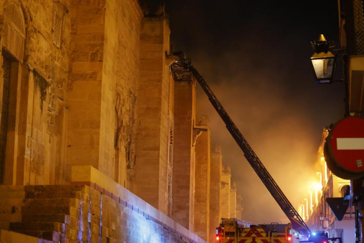 Los bomberos trabajan para sofocar el incendio en la Mezquita-Catedral de Córdoba