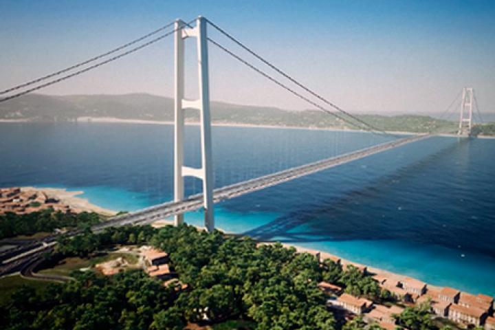 Recreación digital de la monumental infraestructura que unirá ambas márgenes en el Estrecho de Messina.