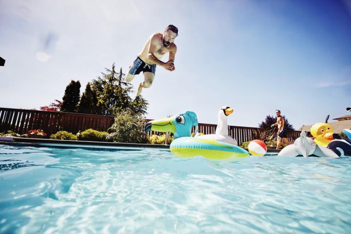 Un candidato ideal para el puesto de catador: bañador, entusiasmo y flotadores a punto.