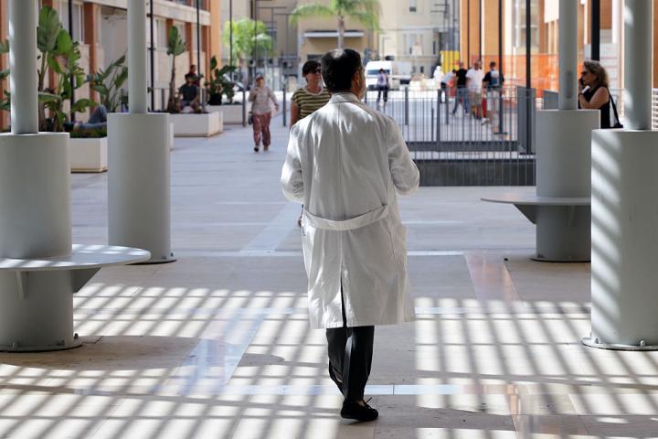 Un doctor pasea por un hospital italiano