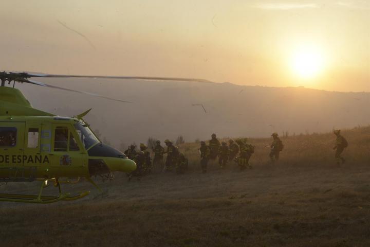 Bomberos trabajando para extinguir un incendio.