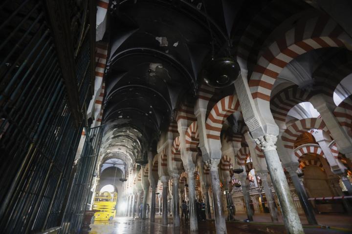 Trabajos en el interior de la mezquita-catedral después del incendio que en la noche del viernes afectó al templo.