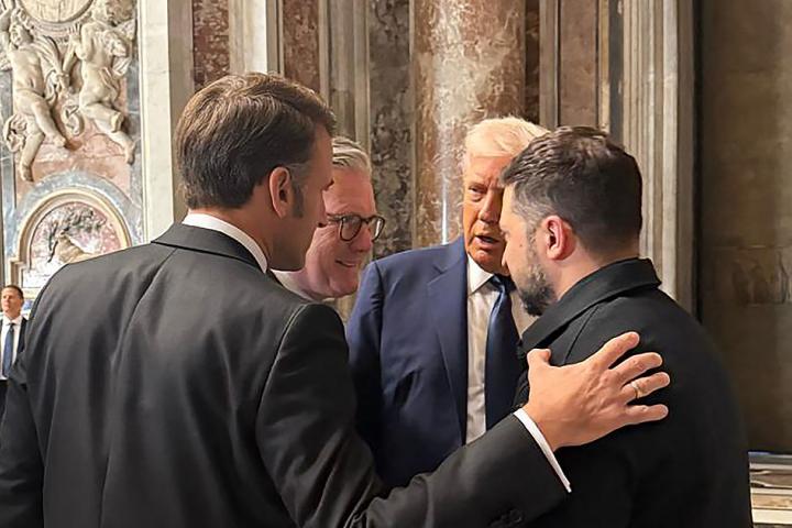 Trump conversa con Zelenski, Macron y Starmer en El Vaticano